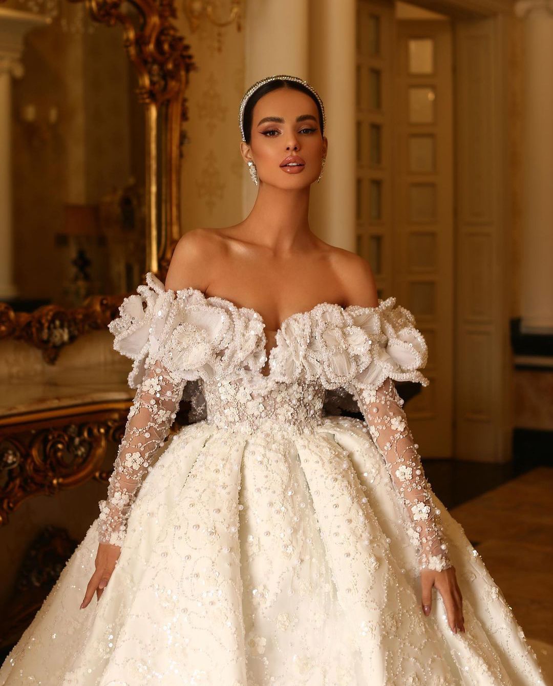 Elegant Ball Gown Wedding Dresses Long Sleeves V Neck Sequins Applique 3D Lace Flowers Ruffles Bridal Gowns Beads Formal Dress Plus Size Custom Made V