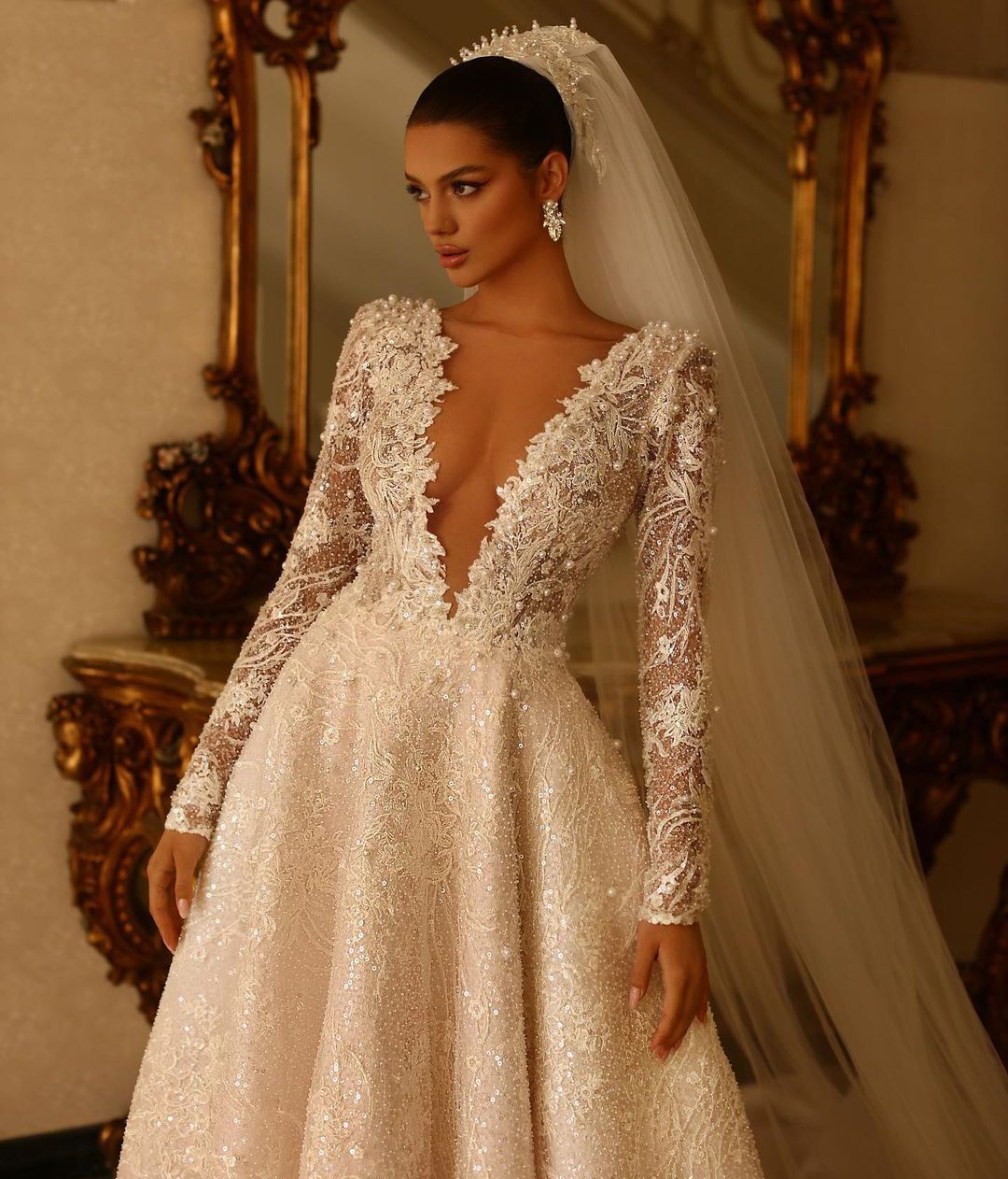 Elegant Ball Gown Wedding Dresses V Neck Long Sleeves Sequins Appliques Beaded or Length Ruffles 3D Lace Pearls Zipper Bridal Gowns Plus Size Vestido 