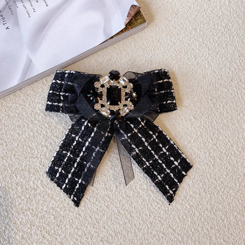 Pins Brooches Korean Fabric Lace Bowtie Brooches for Women Rhinestone Crystal Brooch Fashion School Student Shirt Collar Pins Accessories 231124