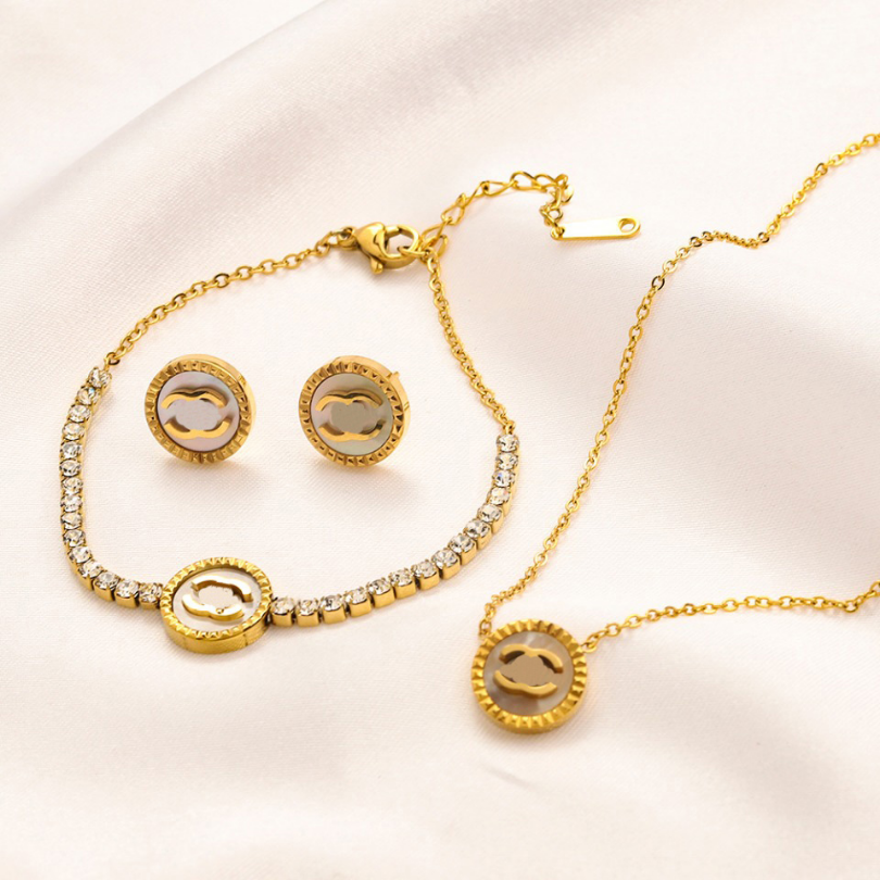 Jewelry Set 18K Necklace Bracelet Set Designer Gift Choker Women Love Pendant Necklace 2023 New Stud Earrings Premium Wedding Party Jewelry Set Wholesale, Golden
Jewelry Set 18K Necklace Bracelet Set Designer Gift Choker Women Love Pendant Necklace 2023 New Stud Earrings Premium Wedding Party Jewelry Set Wholesale, Golden