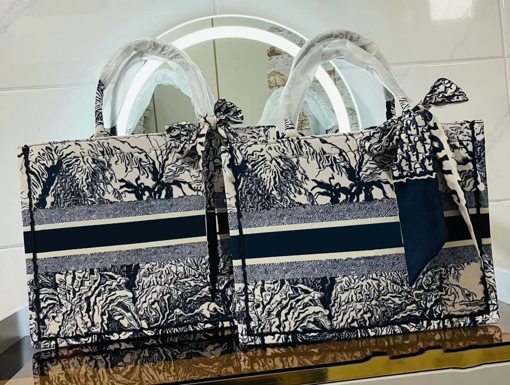 Luxury Designers the tote bag Top Original Totes Bag Tiger Embroidery BOOK Handbag TOTE Women's Classic Handle Laptop Large Capacity Shopping Bag Commuting Canvas s6, #34 weave
Luxury Designers the tote bag Top Original Totes Bag Tiger Embroidery BOOK Handbag TOTE Women's Classic Handle Laptop Large Capacity Shopping Bag Commuting Canvas s6, #34 weave