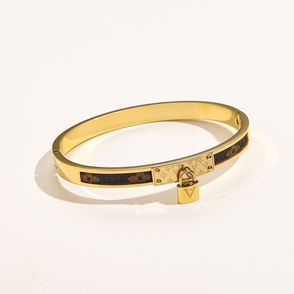 Luxury Designer Bangle Bracelet For Women Brand Lock Gift Cuff Bracelet Classic Design Party Jewelry Exquisite Design Fashion Jewelry Bangle Wholesale
Luxury Designer Bangle Bracelet For Women Brand Lock Gift Cuff Bracelet Classic Design Party Jewelry Exquisite Design Fashion Jewelry Bangle Wholesale