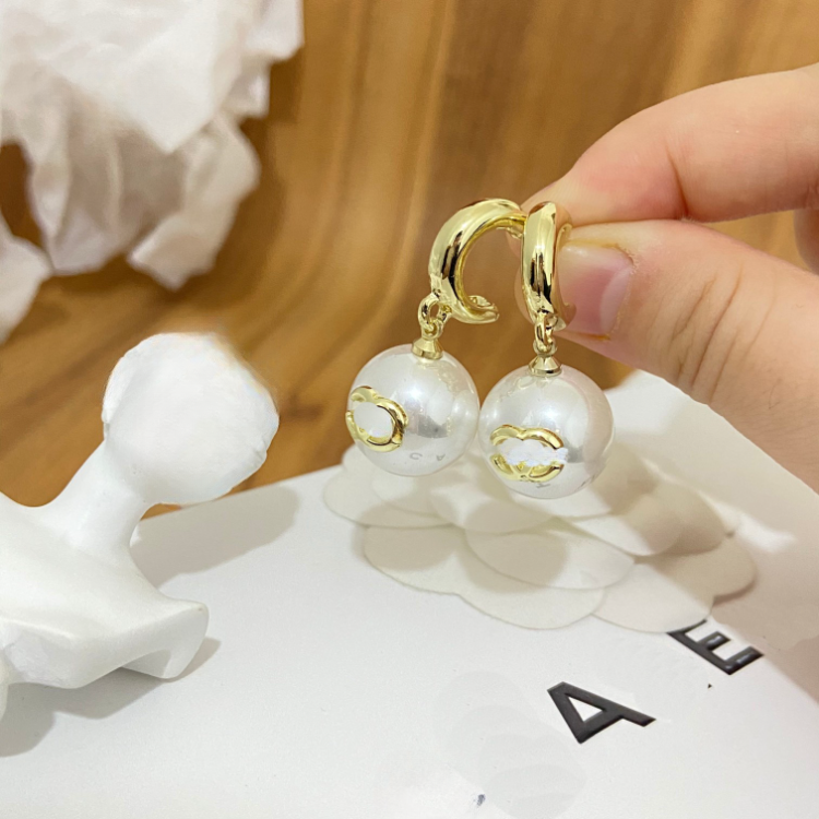 Drop Pearl Pendant Earrings Charm Designer Love Jewelry Earrings 2023 Spring New 18K Gold Plated Earrings Luxury Women's Gifts Family Jewelry Wholesale
Drop Pearl Pendant Earrings Charm Designer Love Jewelry Earrings 2023 Spring New 18K Gold Plated Earrings Luxury Women's Gifts Family Jewelry Wholesale