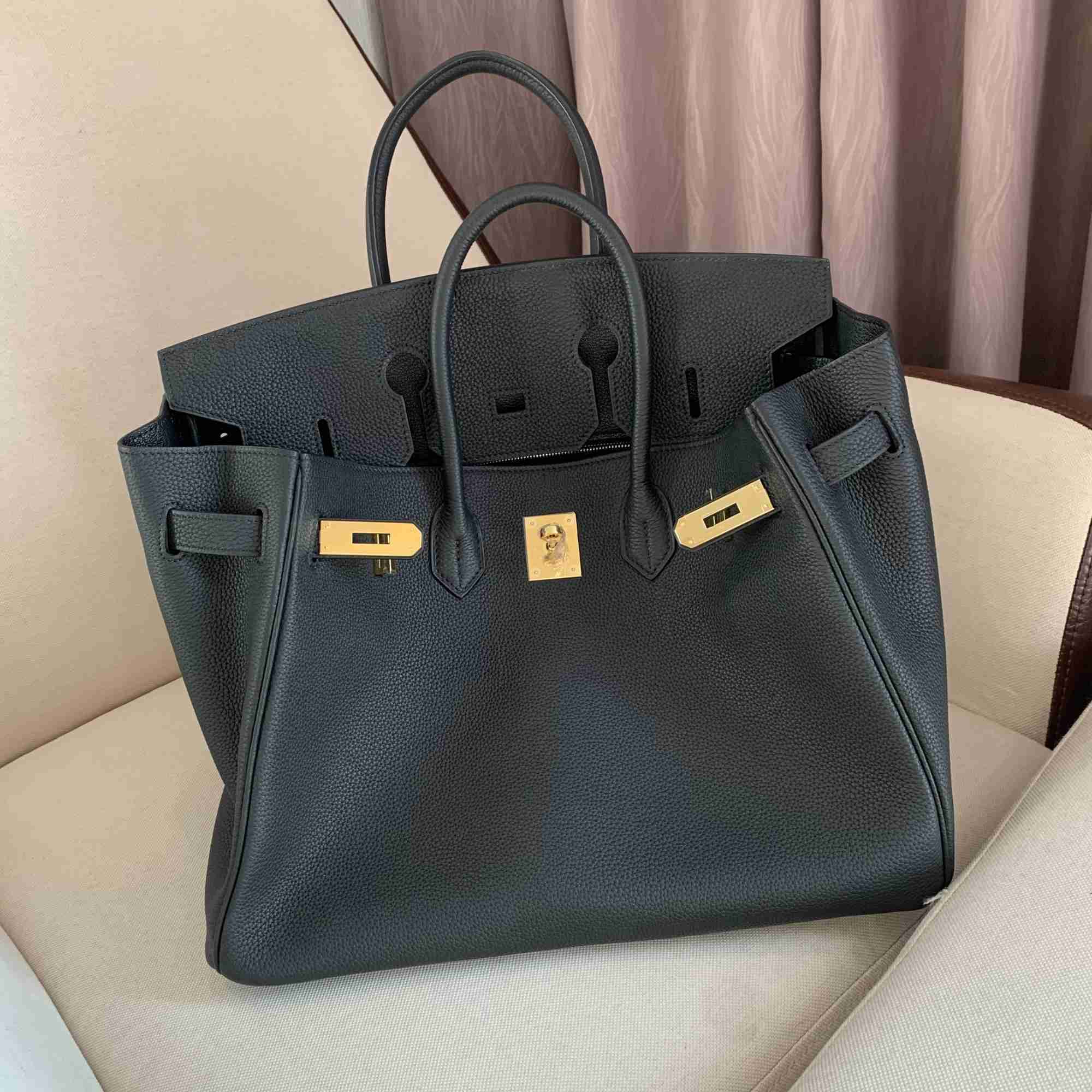 Bags Birkin H Home togo cowhide lychee grain genuine leather portable lock buckle black versatile casual light, 25cm separate color gold and silver
Bags Birkin H Home togo cowhide lychee grain genuine leather portable lock buckle black versatile casual light, 25cm separate color gold and silver