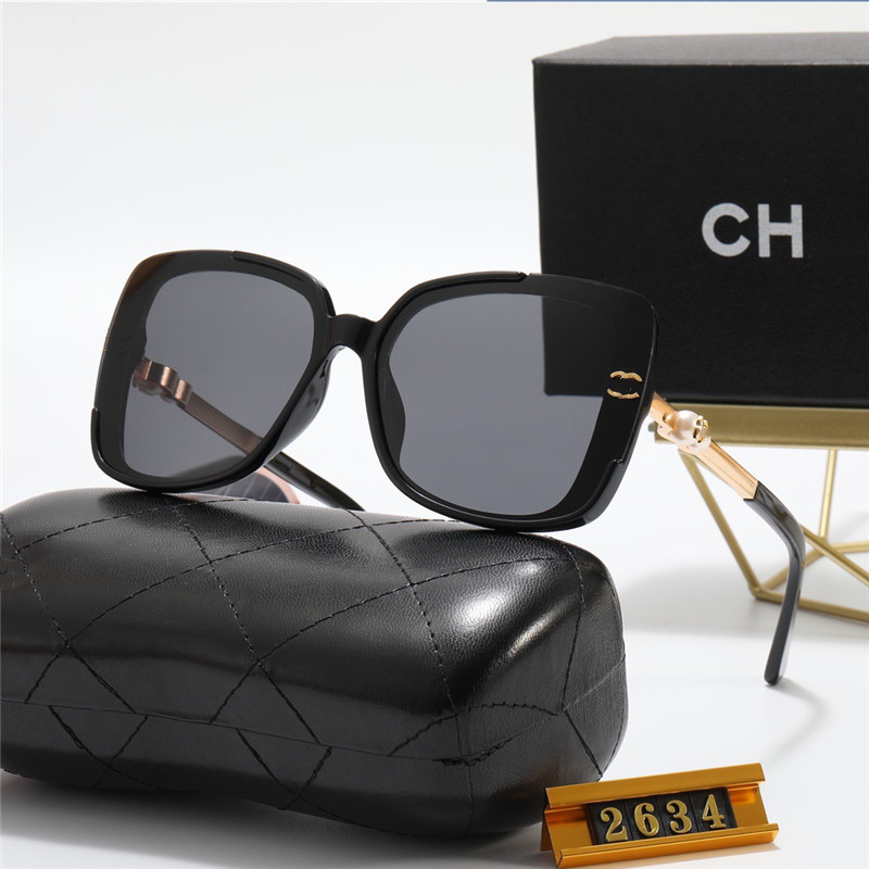 Designer Sunglasses For Women Men Pearl Model Eyewear Special UV 400 Protection Letters Big Leg Double Beam Frame Outdoor Design High Alloy Women Sunglasses 2634
Designer Sunglasses For Women Men Pearl Model Eyewear Special UV 400 Protection Letters Big Leg Double Beam Frame Outdoor Design High Alloy Women Sunglasses 2634