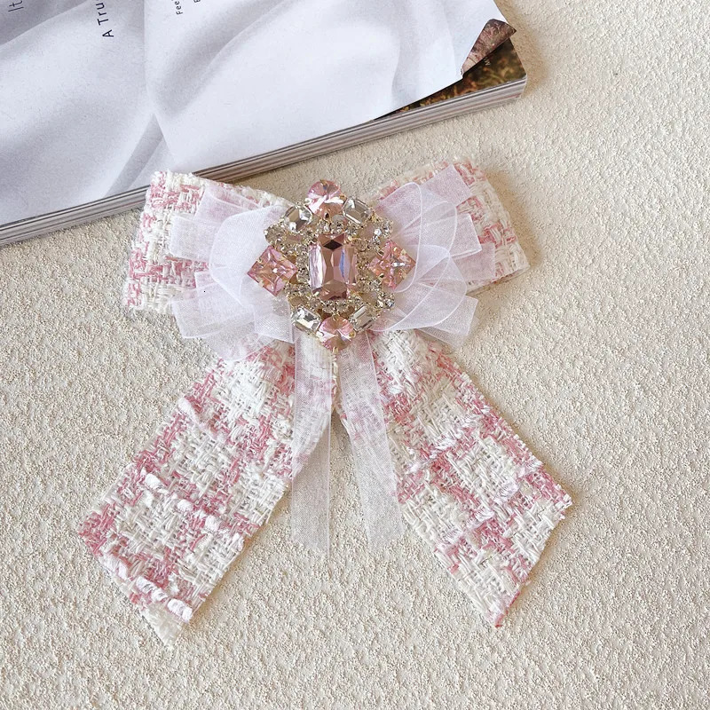 Pins Brooches Korean Fabric Lace Bowtie Brooches for Women Rhinestone Crystal Brooch Fashion School Student Shirt Collar Pins Accessories 231124