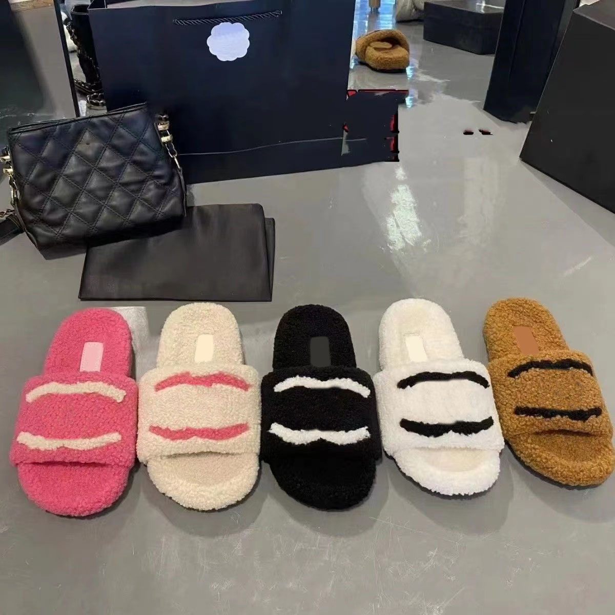2023 new fashion women slippers spring and autumn luxury outside wear increased thick sole fluffy shoes all match comfortable flip-flop sandals
2023 new fashion women slippers spring and autumn luxury outside wear increased thick sole fluffy shoes all match comfortable flip-flop sandals