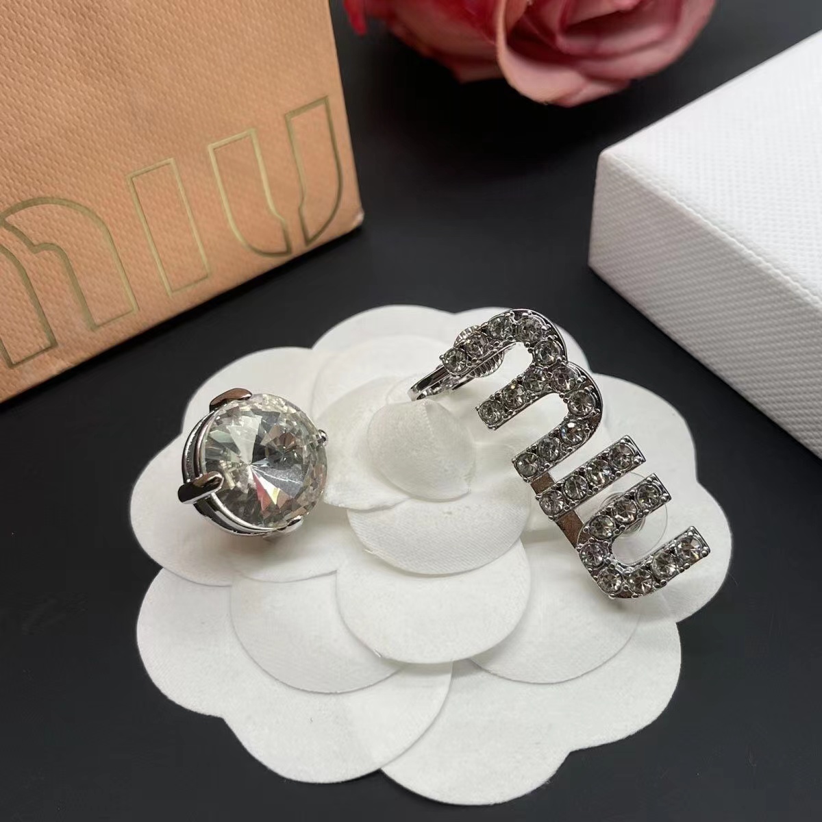 Miu letter earrings with diamond inlay for fashionable and versatile commuting asymmetric earrings
Miu letter earrings with diamond inlay for fashionable and versatile commuting asymmetric earrings