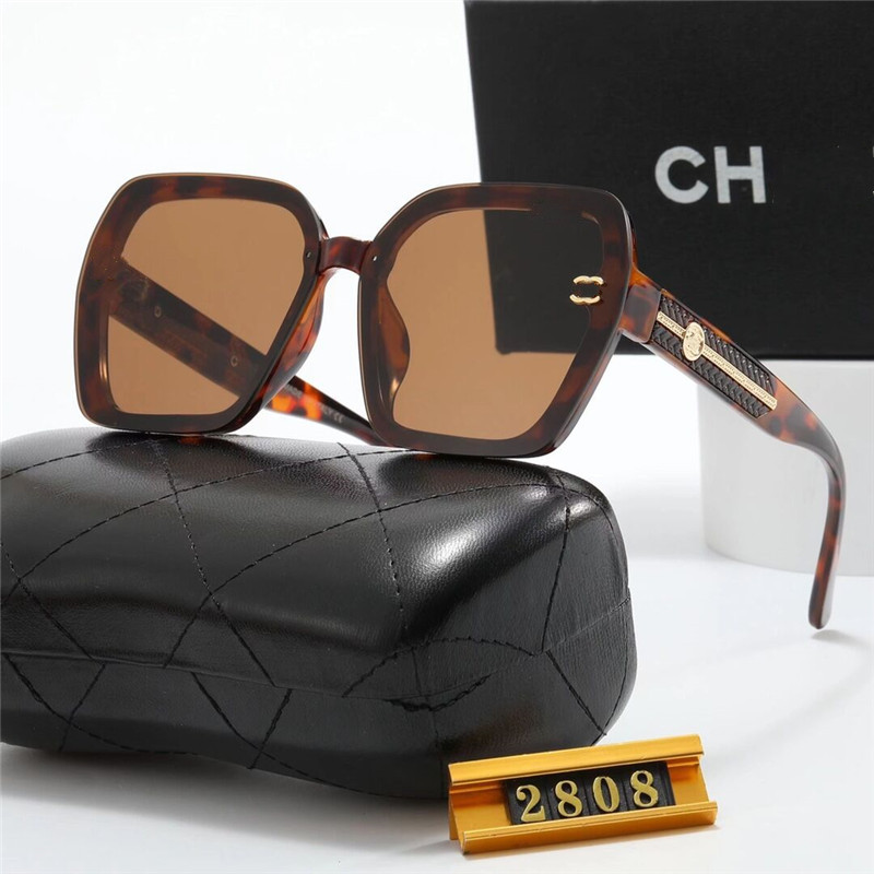 Designer Sunglasses For Women Men Cat Eye Model Eyewear Special UV 400 Protection Letters Big Leg Double Beam Frame Outdoor Design High Alloy Women Sunglasses 2808
Designer Sunglasses For Women Men Cat Eye Model Eyewear Special UV 400 Protection Letters Big Leg Double Beam Frame Outdoor Design High Alloy Women Sunglasses 2808
