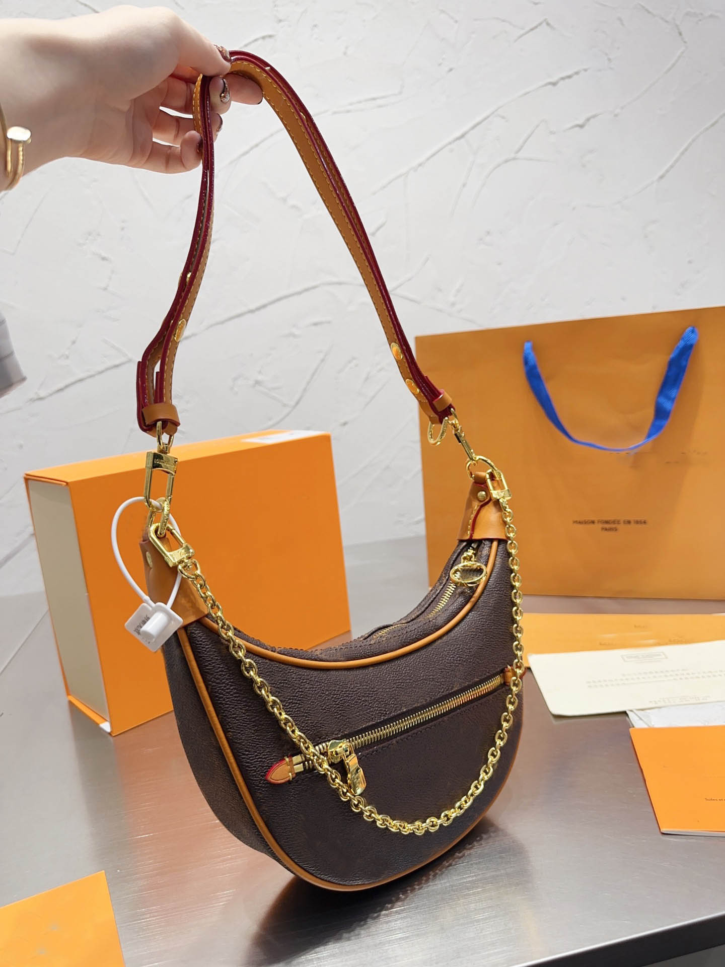 Womens Shoulder Bag High Quality Luxury Designer Bag Brown Flower Crescent Handbags Loop Purses Lady Tote Brand Letter Leather Crossbody Bags For Women
Womens Shoulder Bag High Quality Luxury Designer Bag Brown Flower Crescent Handbags Loop Purses Lady Tote Brand Letter Leather Crossbody Bags For Women