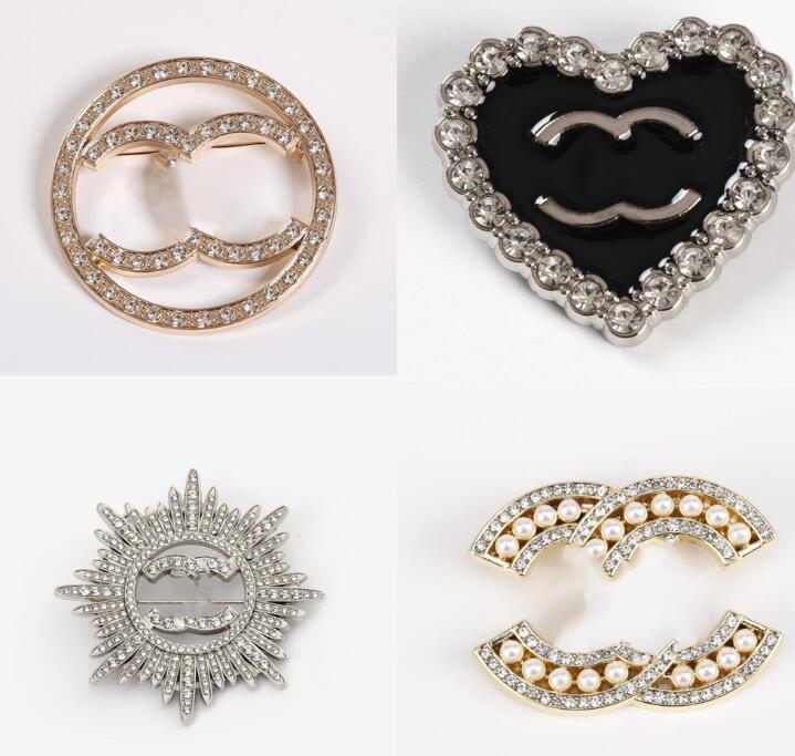23ss 20style 18K Gold Plated Letters Brooches Hollow Tassel Women Luxury Designer Round Lady Crystal Pearl Brooch Pins Metal Alloy Jewelry Accessories Gift
23ss 20style 18K Gold Plated Letters Brooches Hollow Tassel Women Luxury Designer Round Lady Crystal Pearl Brooch Pins Metal Alloy Jewelry Accessories Gift