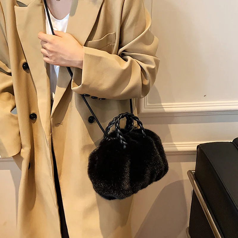 Evening Bags Plush Bag Winter Women Fashion Handbags Cloud Faux Fur Purse Fashion Casual All-match Women's Shoulder Bag Fluffy Bag R250317