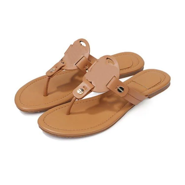 Summer Beach slippers Hot Selling luxury Sandals fashion Soft Leather Flip Flops Designer Women Sandals Flat heel Lady slippers Big Size eu35-42 With Box, Black a#
Summer Beach slippers Hot Selling luxury Sandals fashion Soft Leather Flip Flops Designer Women Sandals Flat heel Lady slippers Big Size eu35-42 With Box, Black a#