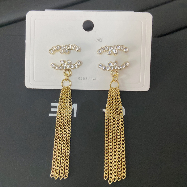 Designer Women Chain Stud Earrings Charm Spring 2023 Diamond Earrings Fashion Family Jewelry Luxury Style 18K Gold Plating Jewelry Earrings Wholesale
Designer Women Chain Stud Earrings Charm Spring 2023 Diamond Earrings Fashion Family Jewelry Luxury Style 18K Gold Plating Jewelry Earrings Wholesale