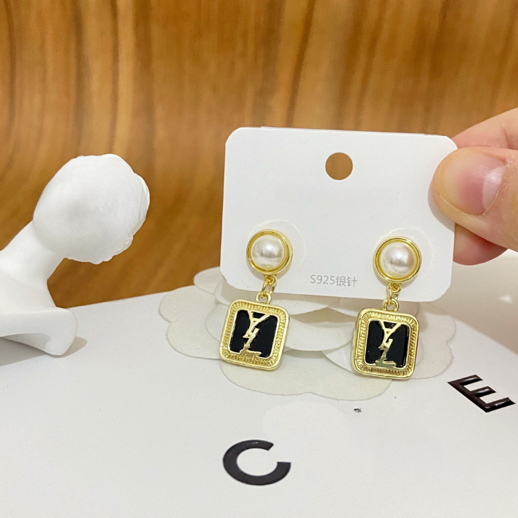 Designer Spring Charm Earrings Pearl Pendant Women's Jewelry Earrings 18K Gold Plated Letter Earrings Fashion Love amily Gifts Jewelry Wholesale
Designer Spring Charm Earrings Pearl Pendant Women's Jewelry Earrings 18K Gold Plated Letter Earrings Fashion Love amily Gifts Jewelry Wholesale