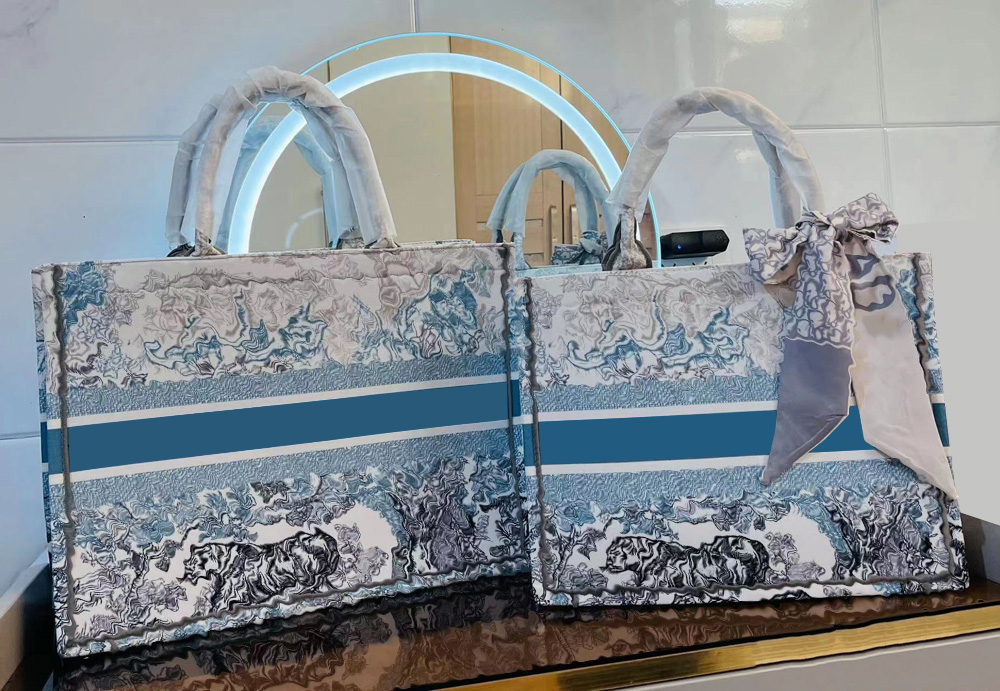 Luxury Designers the tote bag Top Original Totes Bag Tiger Embroidery BOOK Handbag TOTE Women's Classic Handle Laptop Large Capacity Shopping Bag Commuting Canvas T1, #16 weave
Luxury Designers the tote bag Top Original Totes Bag Tiger Embroidery BOOK Handbag TOTE Women's Classic Handle Laptop Large Capacity Shopping Bag Commuting Canvas T1, #16 weave