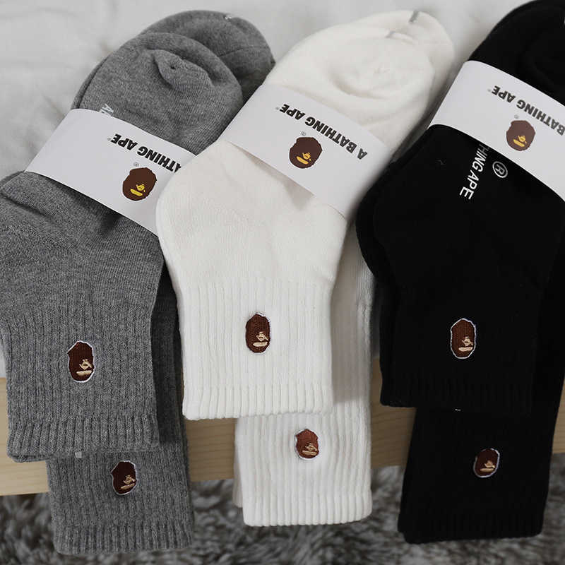 Socks Japanese tide brand AAPE ape head in the tube towel bottom men's black and white gray sports T230425, Black white and grey 2
Socks Japanese tide brand AAPE ape head in the tube towel bottom men's black and white gray sports T230425, Black white and grey 2