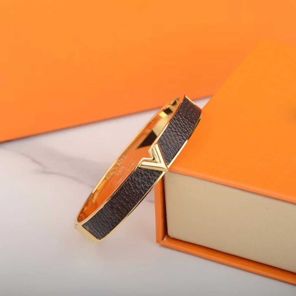 Bangle Designer Brown Lenther Stainless Steel Love Bracelets Rose Gold Screw Bracelet Old Flower Grid Couple Classic Diamond Jewelry with box 23ess
Bangle Designer Brown Lenther Stainless Steel Love Bracelets Rose Gold Screw Bracelet Old Flower Grid Couple Classic Diamond Jewelry with box 23ess