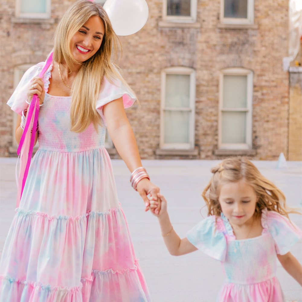 Family Matching Outfits Summer Spring Colorful Mother and me Dress Daddy Son Tshirt Look Holdiday Clothes 230424