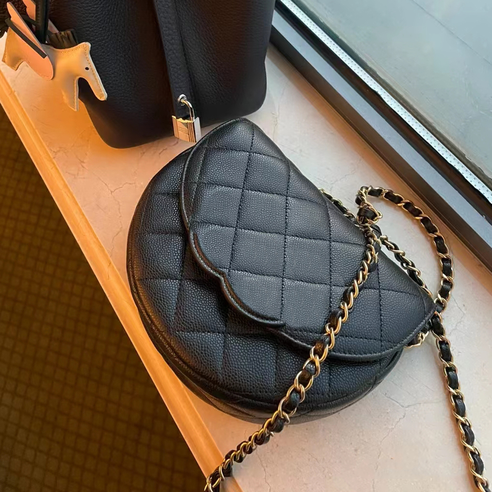 classic quilted channel half moon bags hobo leather messenger pochette lady saddles bag Womens mens Luxury Designer handbags Shoulder clutch crossbody tote Bags, Black
classic quilted channel half moon bags hobo leather messenger pochette lady saddles bag Womens mens Luxury Designer handbags Shoulder clutch crossbody tote Bags, Black
