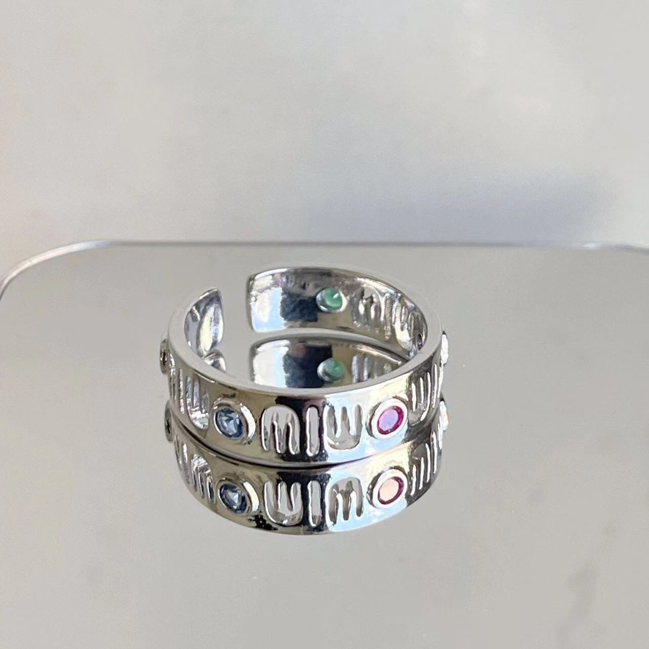 Miu Letter Hollow Open Ring Colorful Gemstone Set Diamond Ring Women's Vintage Mesh Red Crowd Design Trendy Handwear
Miu Letter Hollow Open Ring Colorful Gemstone Set Diamond Ring Women's Vintage Mesh Red Crowd Design Trendy Handwear