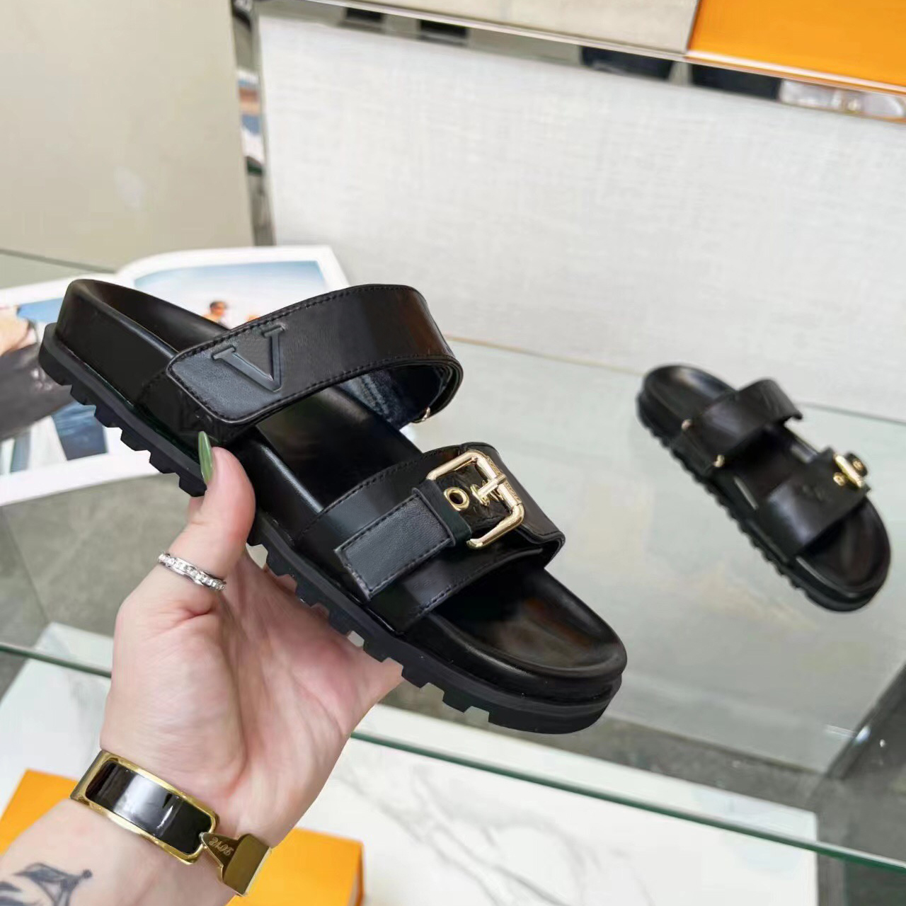 Designer Slipper Luxury Slides Brand Sandals Woman Slide Men Slippers Flat Bottom Flip Flop Design Sneakers Leather Sandal by 1978 W271 03