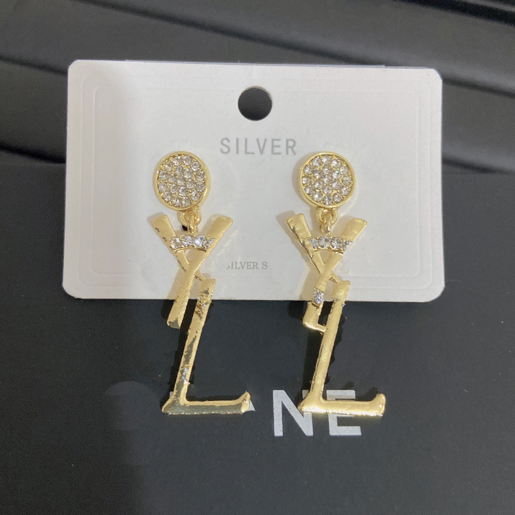 2023 Pendant Letter Stud Earrings Charm Diamond 18K Gold Plated Stud Earrings Luxury Wedding Party Love Jewelry Earrings Gift Alloy Jewelry Wholesale
2023 Pendant Letter Stud Earrings Charm Diamond 18K Gold Plated Stud Earrings Luxury Wedding Party Love Jewelry Earrings Gift Alloy Jewelry Wholesale