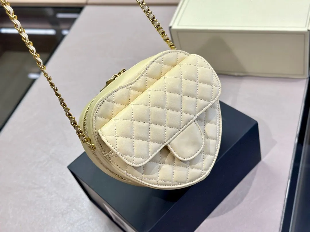 brand luxury bag Designer Heart Bags 5A quality CC bag Mini Shoulder Bag Women Pure Vintage Hardware Cloudy mini bag real Leather Fashion Five colors, Black
brand luxury bag Designer Heart Bags 5A quality CC bag Mini Shoulder Bag Women Pure Vintage Hardware Cloudy mini bag real Leather Fashion Five colors, Black