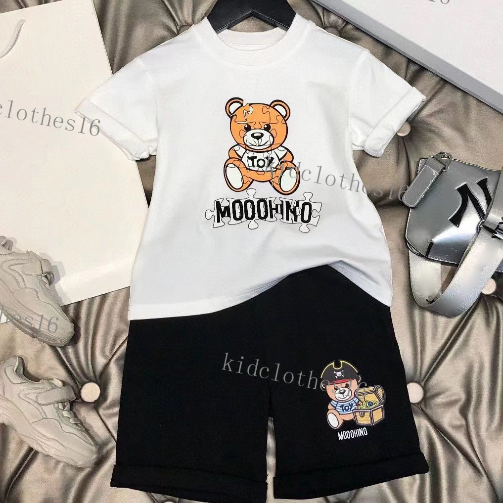 Luxury designer Clothing Sets kids T-shirt monogrammed shortst fashion British fashion brand summer childrens treasures and girls cotton two-piece red black
Luxury designer Clothing Sets kids T-shirt monogrammed shortst fashion British fashion brand summer childrens treasures and girls cotton two-piece red black