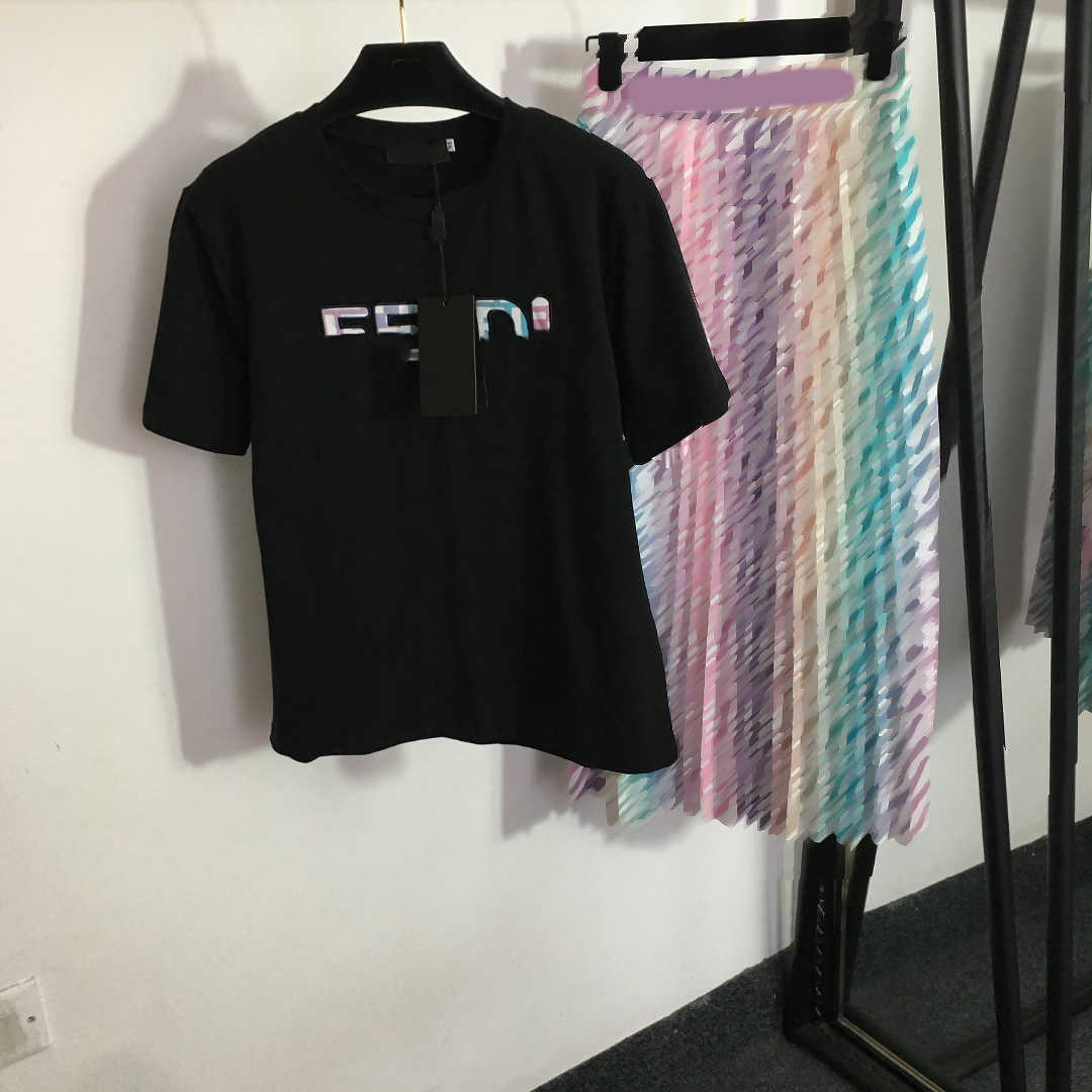 23ss women designer clothing skirt set Round neck Embroidered Short Sleeve T-shirt Gradual Change F letter print high waist pleated half skirt sets womens clothing
23ss women designer clothing skirt set Round neck Embroidered Short Sleeve T-shirt Gradual Change F letter print high waist pleated half skirt sets womens clothing