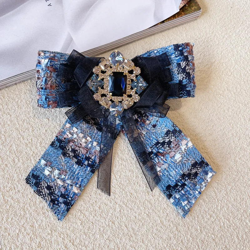 Pins Brooches Korean Fabric Lace Bowtie Brooches for Women Rhinestone Crystal Brooch Fashion School Student Shirt Collar Pins Accessories 231124