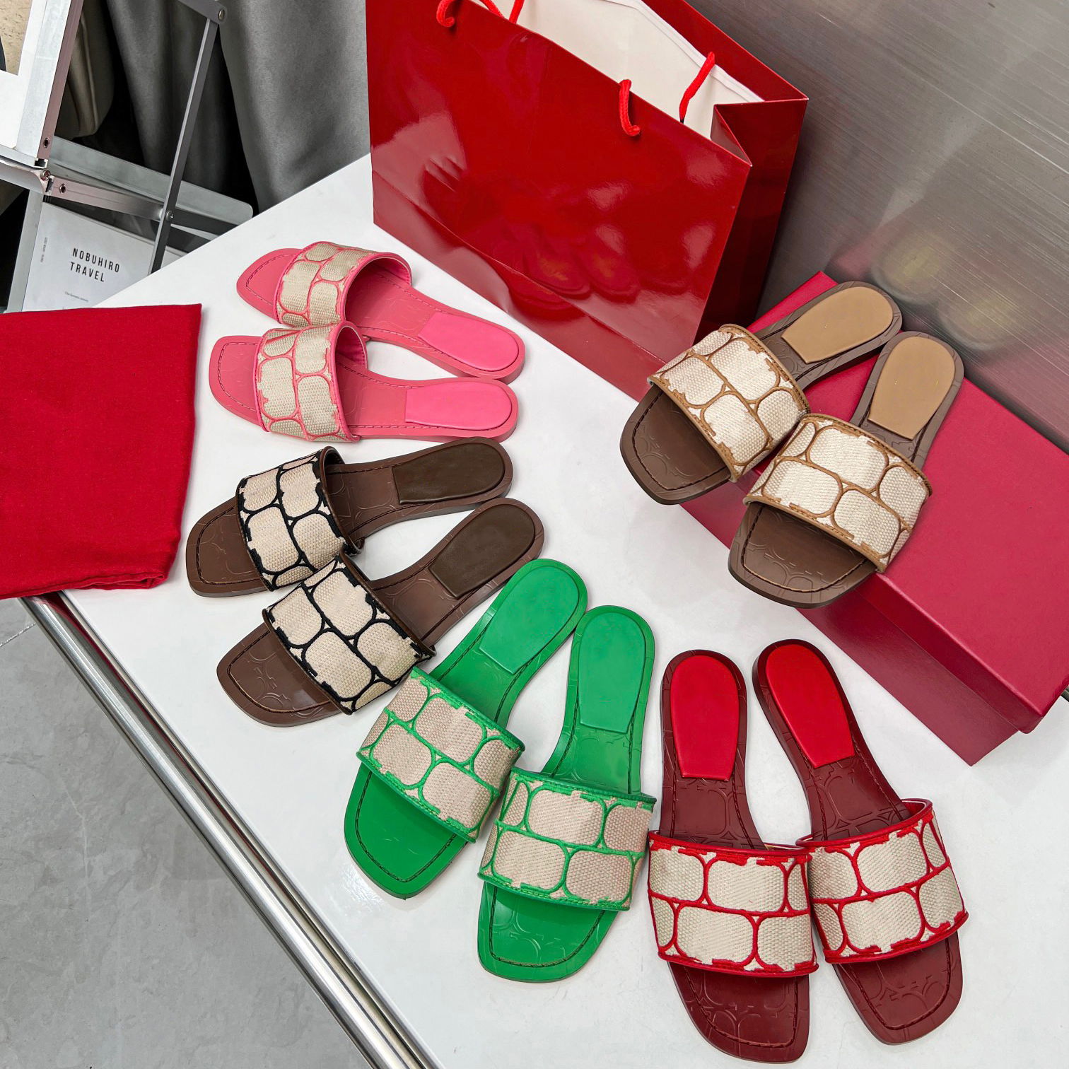 v Embroidered slippers Women Sandals Designer Slippers Fashion Summer Flat Beach Sandal Top Quality Luxury Ladies Cool Slides Shoes 35-42
v Embroidered slippers Women Sandals Designer Slippers Fashion Summer Flat Beach Sandal Top Quality Luxury Ladies Cool Slides Shoes 35-42