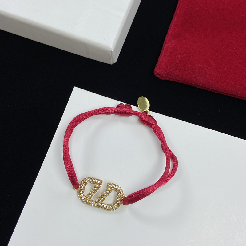Lady Luxury Fashion Jewelry Womens Designer Bracelet Mens Gold Diamond Rope Chain Classic Brand V Adjustable Bracelets Hand Strap 2304261BF
Lady Luxury Fashion Jewelry Womens Designer Bracelet Mens Gold Diamond Rope Chain Classic Brand V Adjustable Bracelets Hand Strap 2304261BF