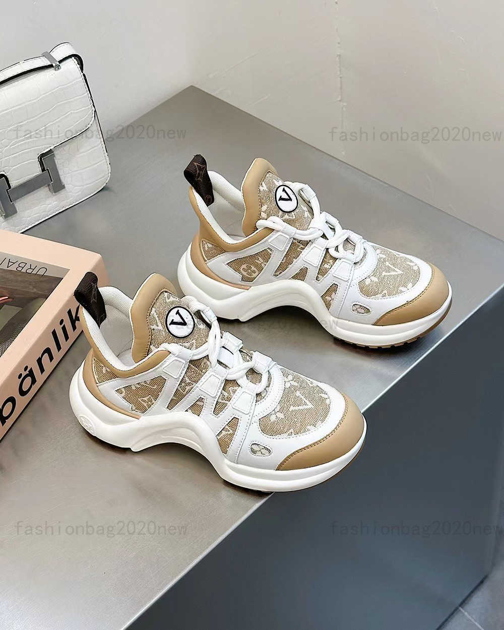 Designer Luxury Luis Classic Vitons Sneaker Make Legs Longer And Thinner Casual Shoes Womens Ladies Outdoor Running Zapatos Baskeball Shoe Brown
Designer Luxury Luis Classic Vitons Sneaker Make Legs Longer And Thinner Casual Shoes Womens Ladies Outdoor Running Zapatos Baskeball Shoe Brown