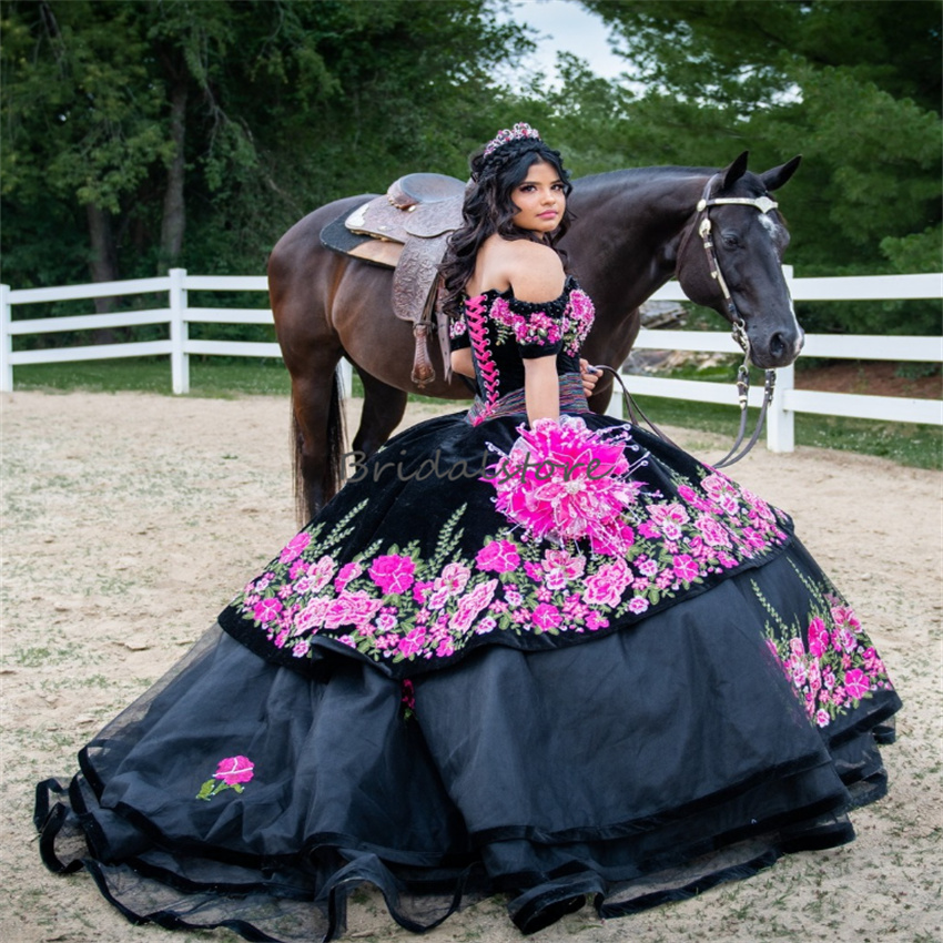 Charro Black Quinceanera Dresses With Floral Pattern 2023 Off Shoulders Corset Prom Dress Beaded Sweet 15 Birthday Party Gowns