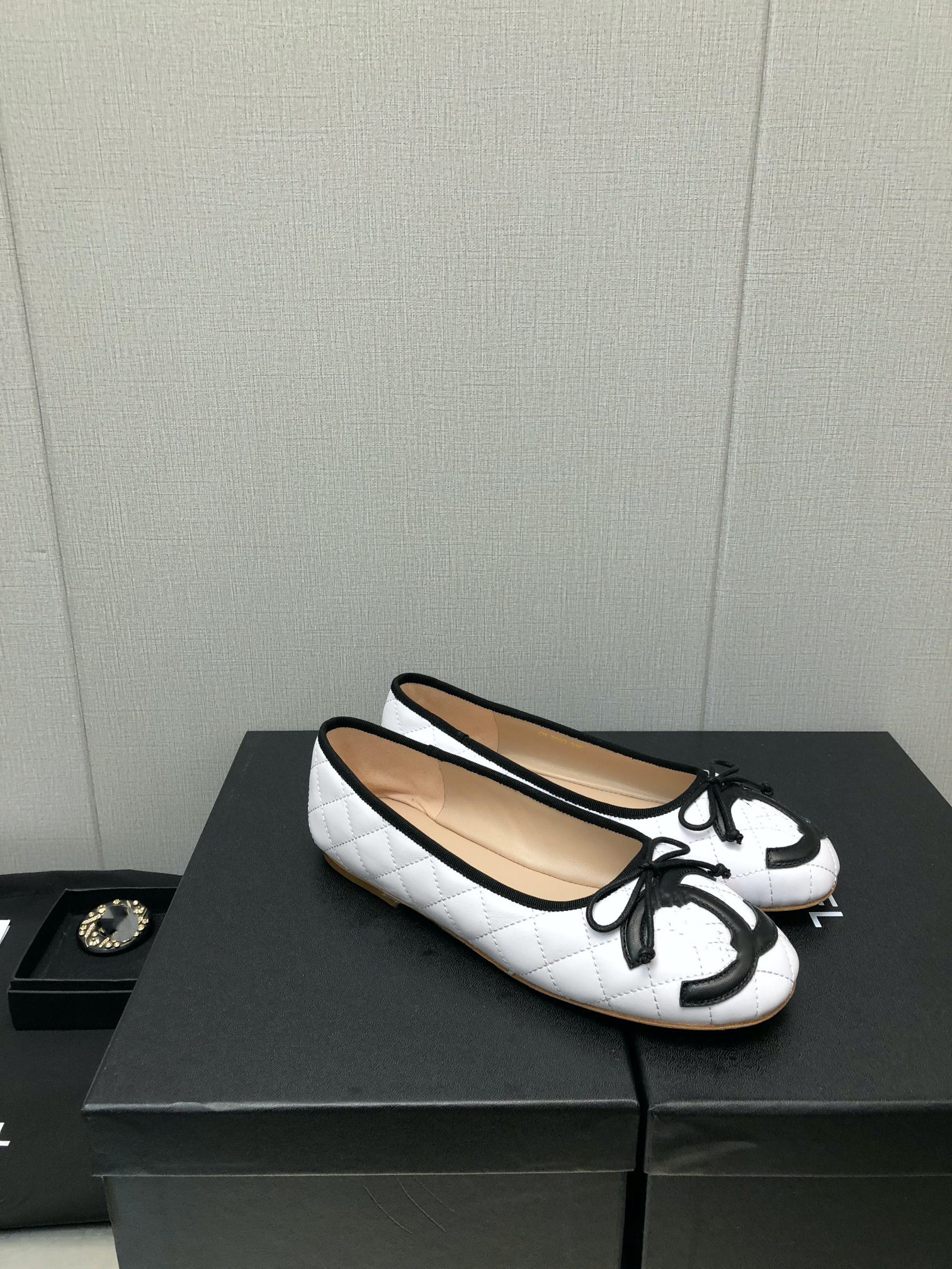 Designer luxury sandal coco dress shoes flat chunky pump genuine lambskin leather woman slip on fashion suede loafers moccasin leisure shoes Ballerina 35-41, Black
Designer luxury sandal coco dress shoes flat chunky pump genuine lambskin leather woman slip on fashion suede loafers moccasin leisure shoes Ballerina 35-41, Black