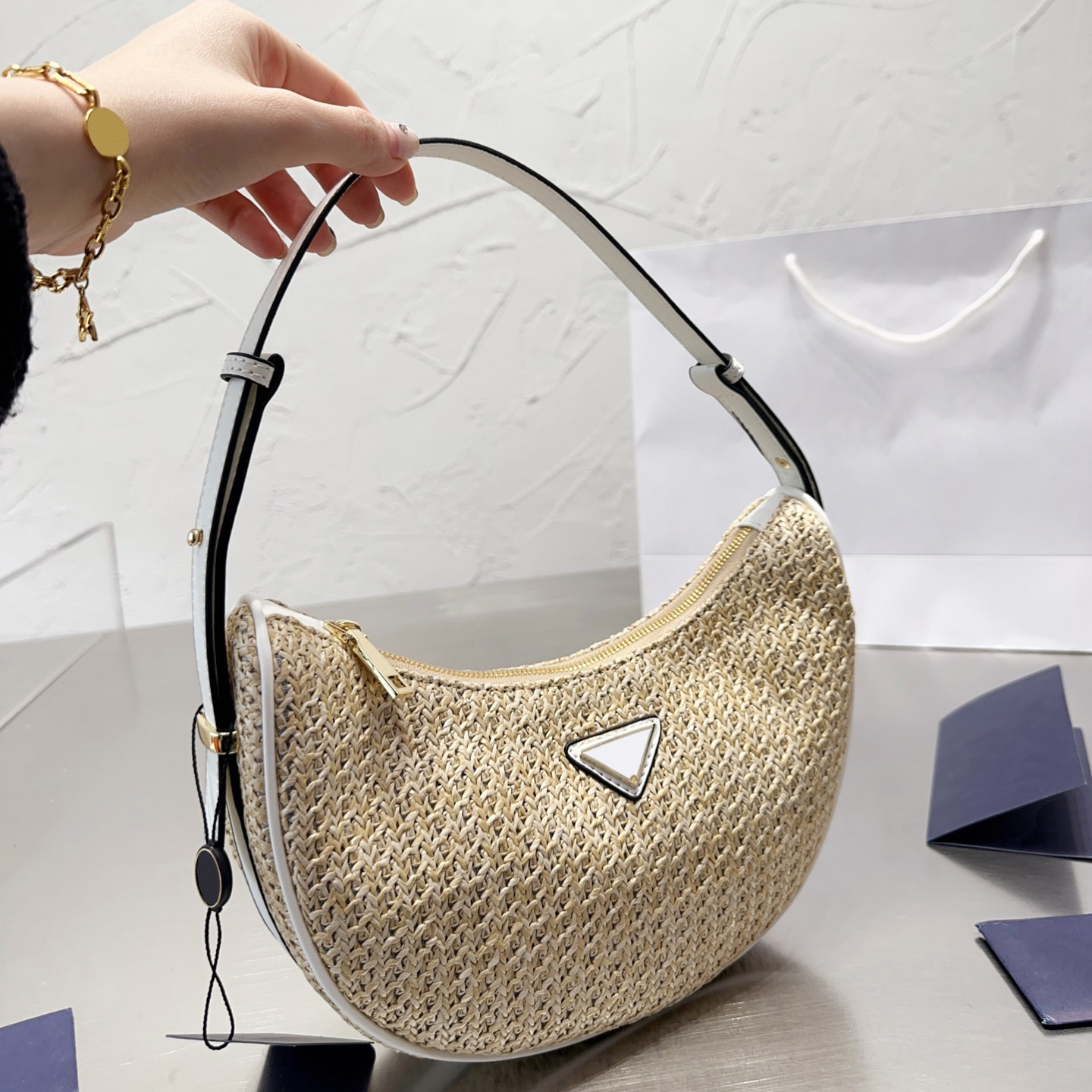the tote bag Underarm bag designer Women Woven handbag Designers Womens Fashion Classic Large Capacity Solid Color handbags, Peh03 26*13cm
the tote bag Underarm bag designer Women Woven handbag Designers Womens Fashion Classic Large Capacity Solid Color handbags, Peh03 26*13cm