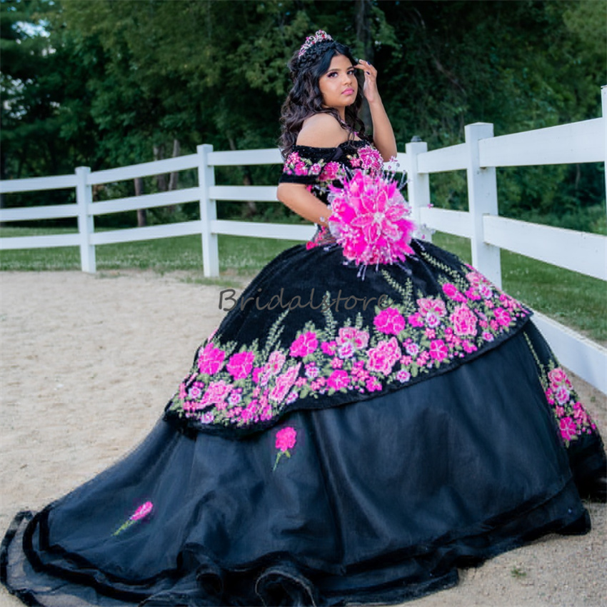 Charro Black Quinceanera Dresses With Floral Pattern 2023 Off Shoulders Corset Prom Dress Beaded Sweet 15 Birthday Party Gowns