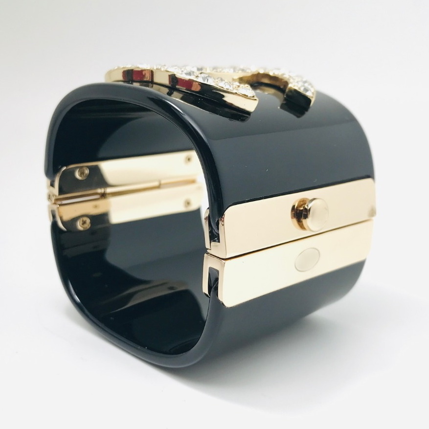 CH bangle Love bangl Suitable for 15-17CM wrist for woman designer bracelet Official replica bangle details are consistent with the genuine product premium gifts 011
CH bangle Love bangl Suitable for 15-17CM wrist for woman designer bracelet Official replica bangle details are consistent with the genuine product premium gifts 011