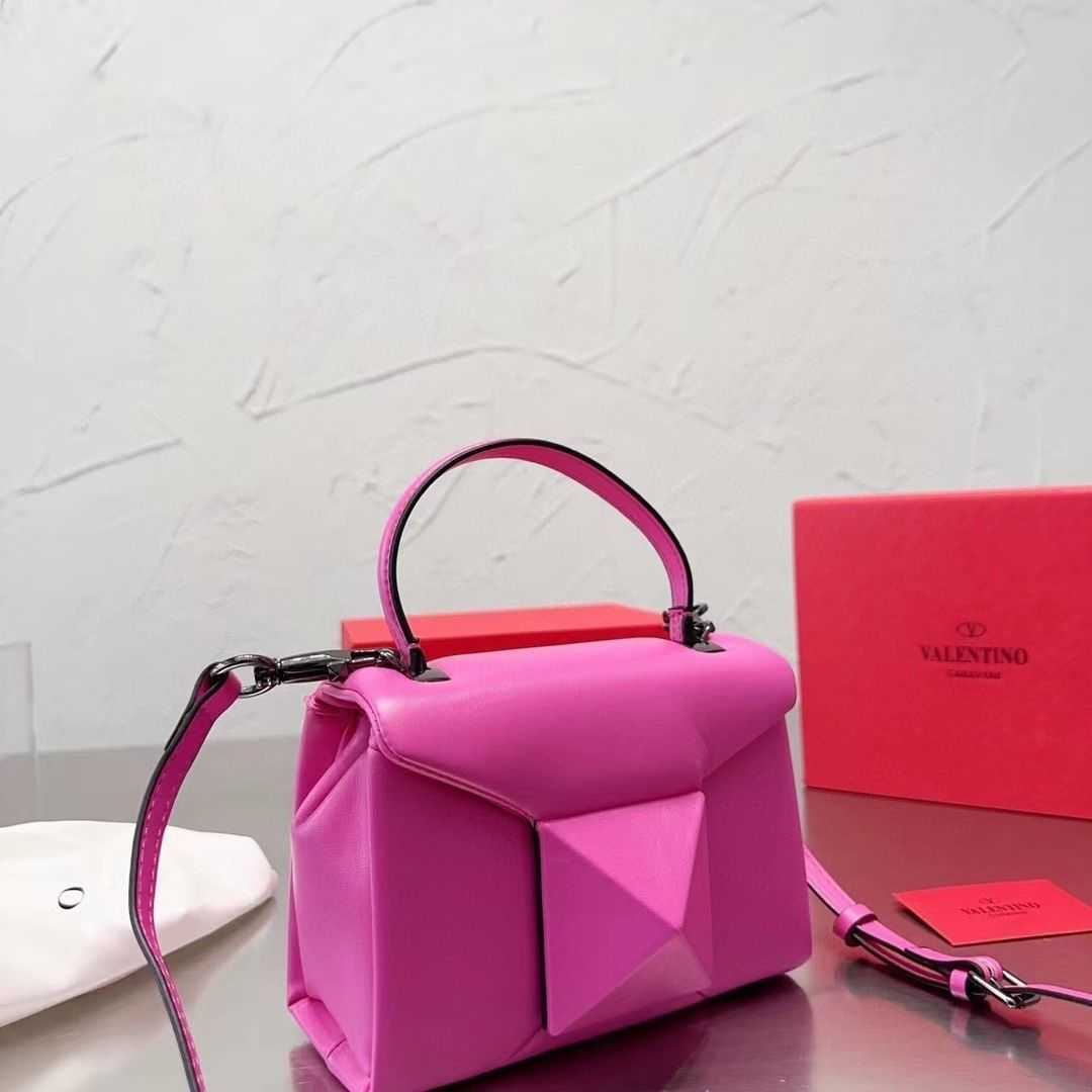 Valentino Fashionable Bag Hands Bags Handheld Crossbody outlet Single Shoulder Designer Diagonal Straddle Decorated Leather Women's Handbag High PX6A
Valentino Fashionable Bag Hands Bags Handheld Crossbody outlet Single Shoulder Designer Diagonal Straddle Decorated Leather Women's Handbag High PX6A