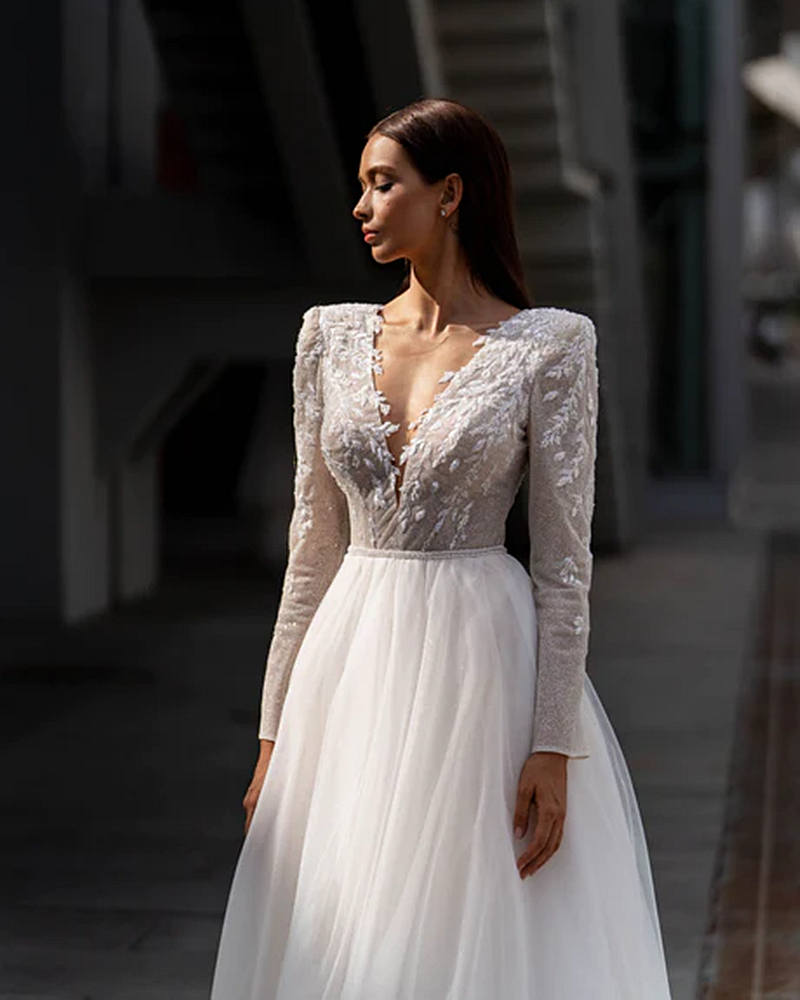 2024 Boho A Line Wedding Dresses Lace Appliques Long Sleeves White Tulle Bride Dress Court Train Sheer Illusion Back Sexy Country Bridal Gowns