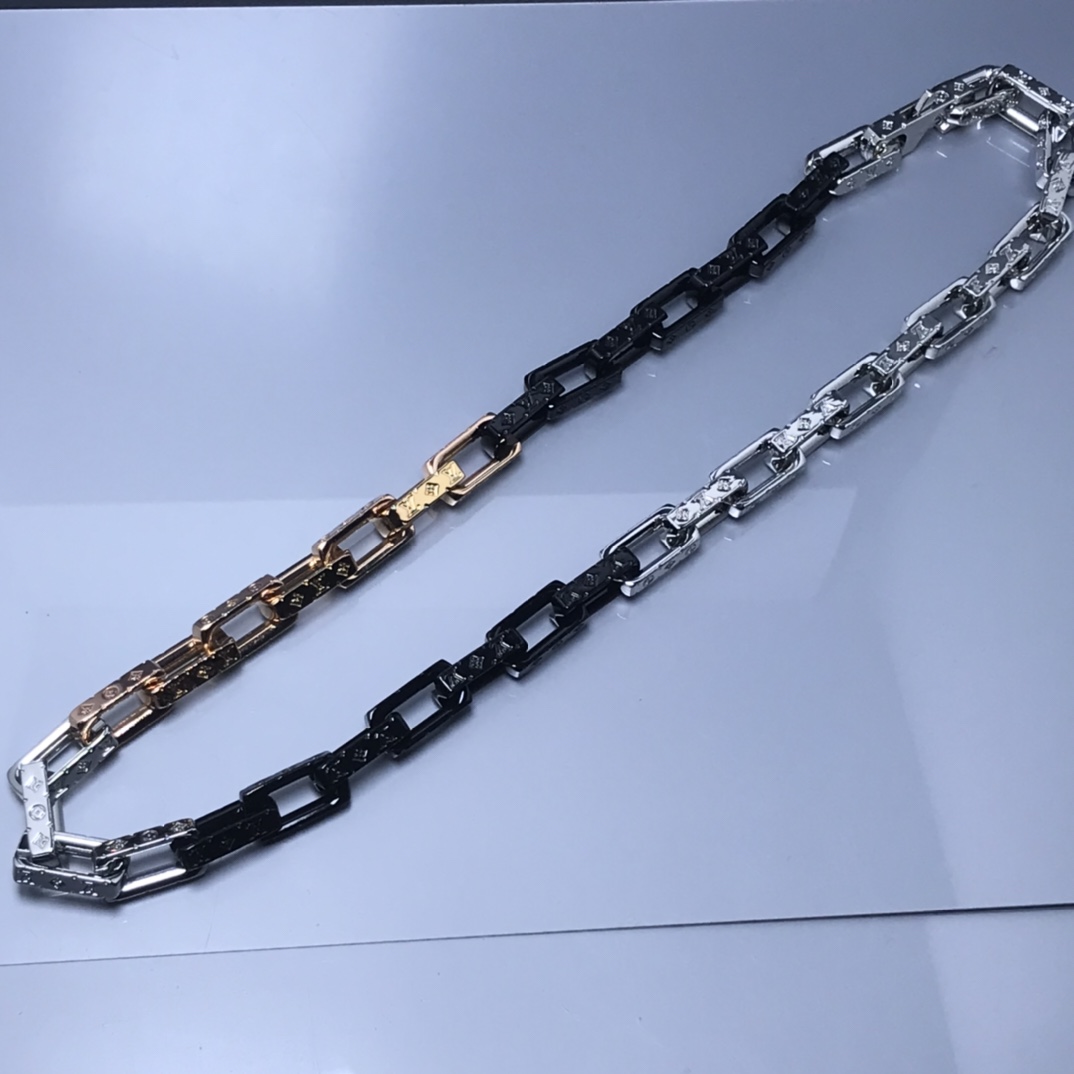 Luxury designer Cuba chain mens necklaces Fashionable and Versatile Twist Special Pattern Jewelry Silver Plated V letter necklace High Quality Wedding Gift
Luxury designer Cuba chain mens necklaces Fashionable and Versatile Twist Special Pattern Jewelry Silver Plated V letter necklace High Quality Wedding Gift