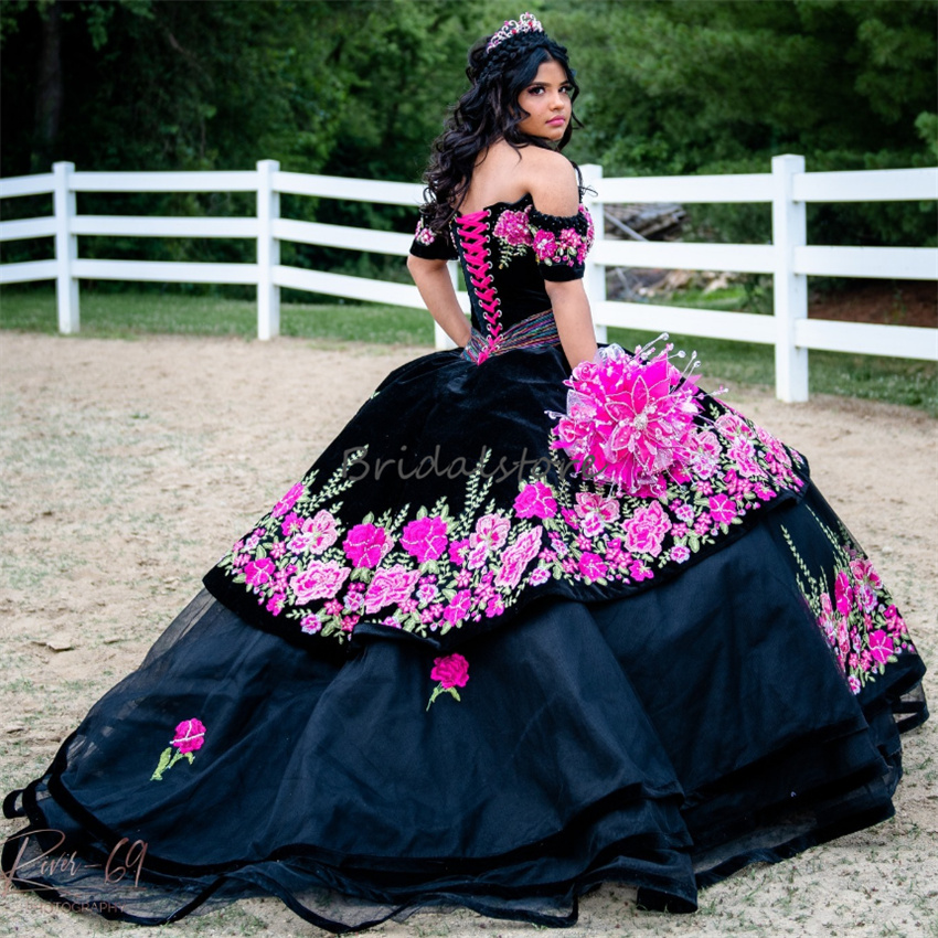 Charro Black Quinceanera Dresses With Floral Pattern 2023 Off Shoulders Corset Prom Dress Beaded Sweet 15 Birthday Party Gowns