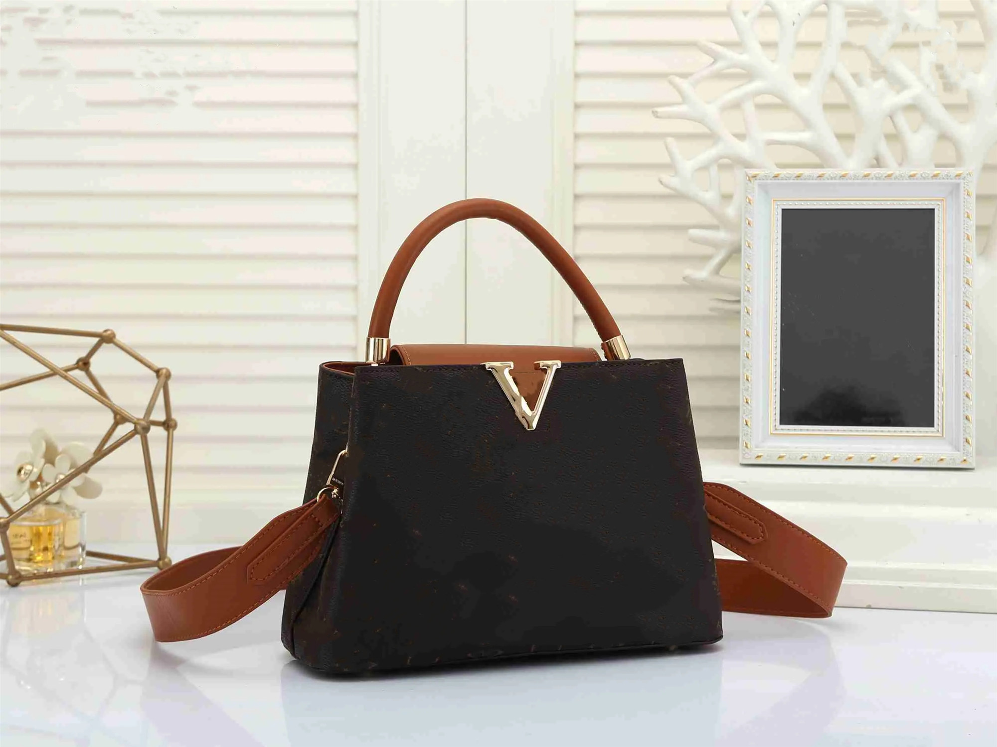 MT L Handbag Designer bags Capucines BB Leather tote Architettura Plaster Stone Classical Style Black White Clutch Crossbody women handbags
MT L Handbag Designer bags Capucines BB Leather tote Architettura Plaster Stone Classical Style Black White Clutch Crossbody women handbags