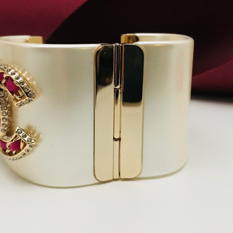 CH bangle Love bangl Suitable for 15-17CM wrist for woman designer bracelet Official replica bangle details are consistent with the genuine product premium gifts 007
CH bangle Love bangl Suitable for 15-17CM wrist for woman designer bracelet Official replica bangle details are consistent with the genuine product premium gifts 007