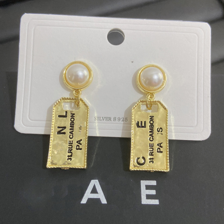 Designer Charm Pearl Earrings Luxury Love Dangle Earrings 18K Gold Plated Jewelry 2023 Family Love Stud Earrings Wedding Party Womens Jewelry Wholesale
Designer Charm Pearl Earrings Luxury Love Dangle Earrings 18K Gold Plated Jewelry 2023 Family Love Stud Earrings Wedding Party Womens Jewelry Wholesale