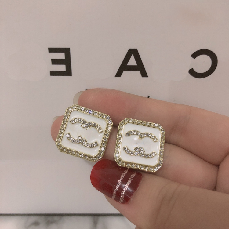 2023 Luxury Stud Earrings Exquisite Girls' Jewelry Earrings Fashion Love Party Gifts Diamond Earrings Charm 18k Gold Plated Alloy Jewelry Wholesale
2023 Luxury Stud Earrings Exquisite Girls' Jewelry Earrings Fashion Love Party Gifts Diamond Earrings Charm 18k Gold Plated Alloy Jewelry Wholesale