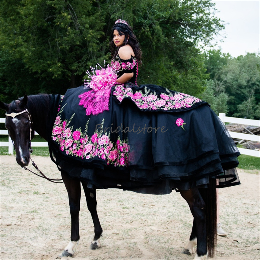 Charro Black Quinceanera Dresses With Floral Pattern 2023 Off Shoulders Corset Prom Dress Beaded Sweet 15 Birthday Party Gowns