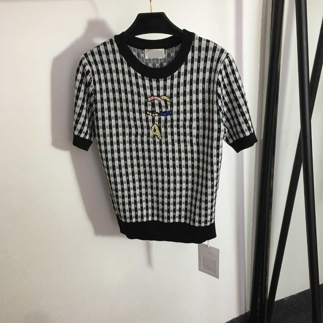 23ss Womens Knits womens designer clothing Small incense wind nail drill embroidered monogram vertical stripe short sleeve sweater top womens clothes
23ss Womens Knits womens designer clothing Small incense wind nail drill embroidered monogram vertical stripe short sleeve sweater top womens clothes