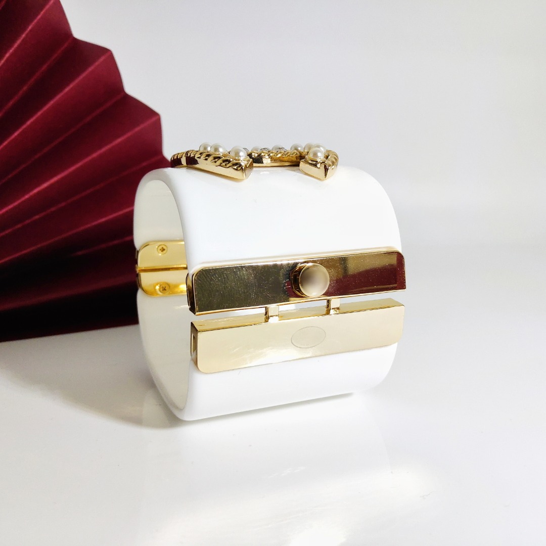 CH bangle Love bangl Suitable for 15-17CM wrist for woman designer bracelet Official replica bangle details are consistent with the genuine product premium gifts 001
CH bangle Love bangl Suitable for 15-17CM wrist for woman designer bracelet Official replica bangle details are consistent with the genuine product premium gifts 001